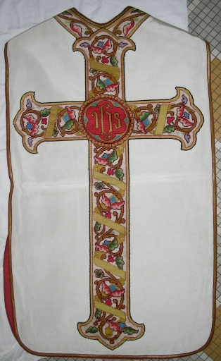 Ornement blanc 5 : chasuble, voile de calice, étole et bourse de corporal