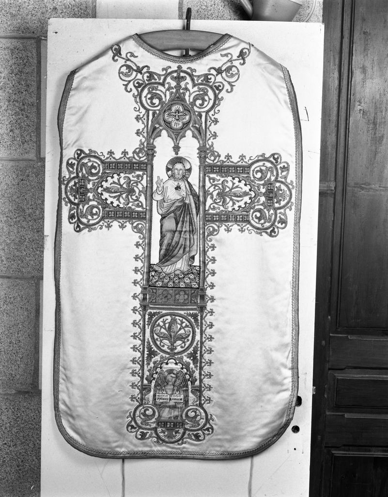 Chasuble (ornement blanc) : Sacré-Coeur, église paroissiale du Sacré-Coeur (Pont-Scorff)