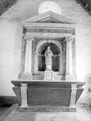 Ensemble de l'autel-retable : autel, retable, tabernacle, gradin d'autel, chapelle Saint-Étienne, Crémenan (Taupont)