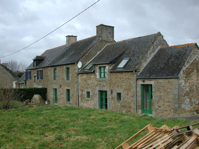 Alignement de maisons, la Tiolais (Saint-Pierre-de-Plesguen fusionnée en Mesnil-Roc'h en 2019)