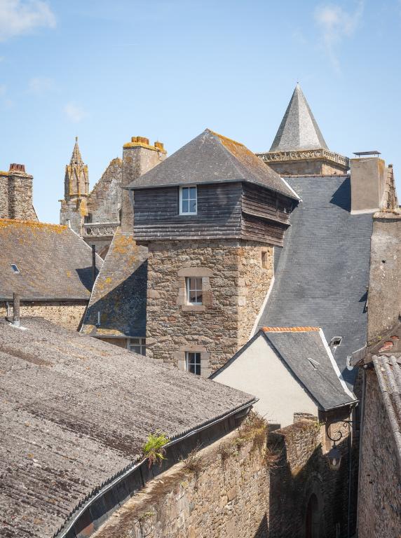 Maison à plusieurs unités d'habitations, 24-25 place du martray (Tréguier)