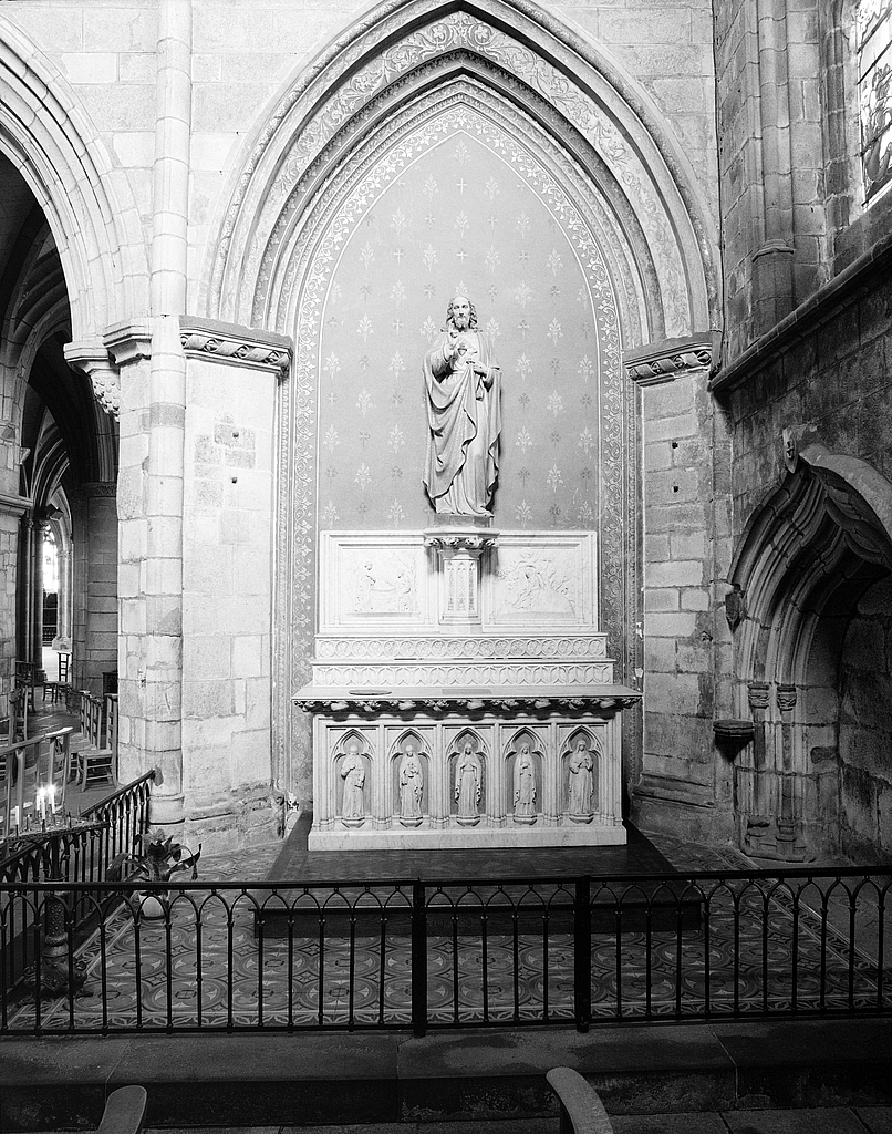 Autel, tabernacle (autel secondaire, autel tombeau, tabernacle à ailes) : du Sacré-Coeur, style néo-gothique, cathédrale de Saint-Paul-Aurélien (Saint-Pol-de-Léon)