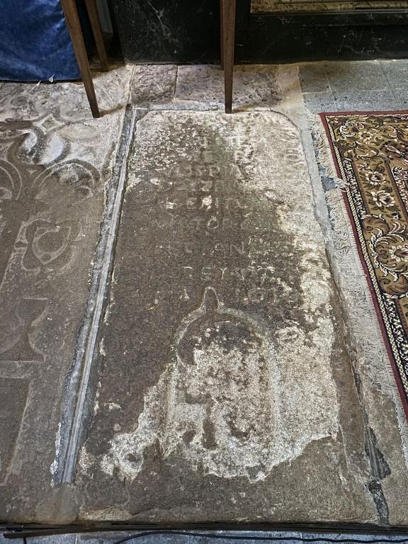Dalle funéraire : de Jean du Bec, église paroissiale Saint Malo (Saint-Malo-de-Beignon)