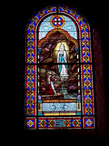 Verrière de la baie 2 (verrière historiée) : Apparition de la Vierge de Lourdes à Bernadette Soubirous