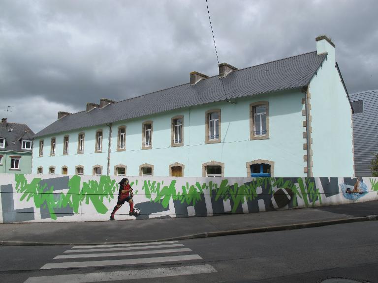 Ecole des filles et son annexe, actuellement groupe scolaire Marie Curie, quai Charles de Gaulle (Châteaulin)