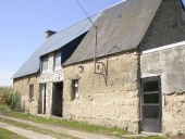 Alignement de deux maisons, la Drouette (Saint-Père-Marc-en-Poulet)