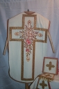 Ornement blanc 5 : chasuble, manipule, bourse de corporal, étole, voile de calice (Maure-de-Bretagne fusionnée en Val d'Anast en 2017)