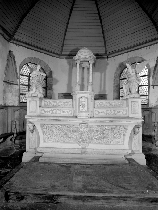 Autel, gradins d'autel (2), tabernacle, exposition (maître-autel, autel à la romaine), église paroissiale Saint-Blaise (Bulat-Pestivien)
