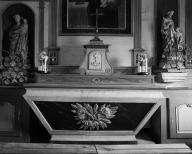 Autel, retable, meuble de rangement pour objets liturgiques (2), 2 gradins d'autel, tabernacle (autel tombeau, retable à panneau compartimenté), chapelle Saint-Joseph (Theix fusionnée en Theix-Noyalo en 2016)
