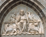 Demi-relief du tympan : Christ en majesté avec le tetramorphe