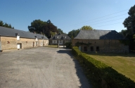 Manoir détruit, actuellement ferme et relais de chasse, le Bas Ecures (Acigné)