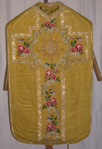 Ornement doré 3 : chasuble, bourse de corporal, étole, manipule, voile de calice