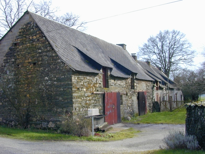 Alignement de quatre maisons et fermes, le Tertre Danets (Pipriac)