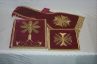 Ornement rouge 4 : manipule, bourse de corporal, pale (Maure-de-Bretagne fusionnée en Val d'Anast en 2017)