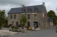 Les maisons à boutique et cafés de la commune de Feins