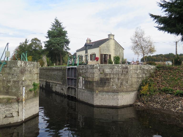 Ecluse de Tréblavet, bajoyers à angle coupé