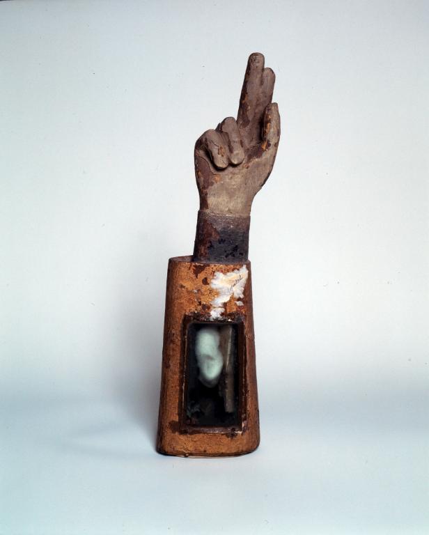 Ensemble de 2 reliquaires morphologiques (bras-reliquaires) de saint Corentin et de saint Clair, Hôpital (Josselin)