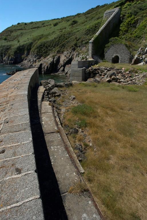 Vue de la batterie basse du Mengant : voie ferrée et abri de jour du poste de projecteur (état en 2009)