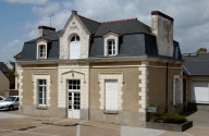 Mairie, écoles, prebystère et monuments aux morts sur la commune de Saint-Armel