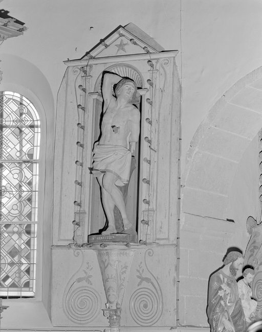 Statue (d'applique, grandeur nature) : saint Sébastien, église paroissiale Saint-Juvat (Saint-Juvat)