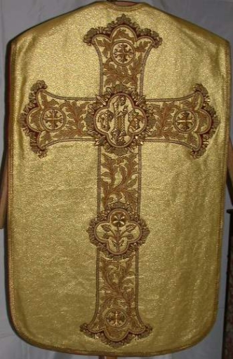 Ornement doré 1 : chasuble, bourse de corporal, étole, manipule, voile de calice