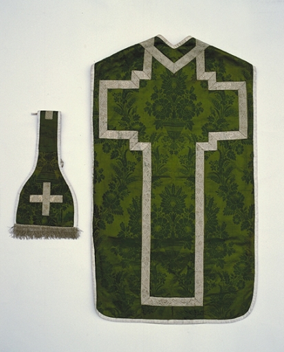 Ornement vert 3 : chasuble, manipule (Maure-de-Bretagne fusionnée en Val d'Anast en 2017)