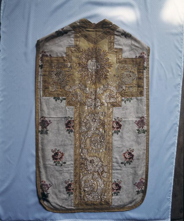 Ornement blanc : chasuble, étole, voile de calice, chapelle Saint-Gobrien (Saint-Servant-sur-Oust)