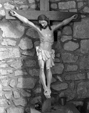 Croix (d'applique) : Christ en croix, prieuré Saint-Martin, église paroissiale de bénédictins (Tremblay fusionnée en Val-Couesnon en 2019)