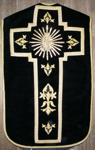 Ornement noir 1 : chasuble, étole, manipule et voile de calice