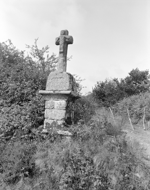 Croix de chemin, route de Kergrist ; près de Quinquis Auffret (Trémargat)