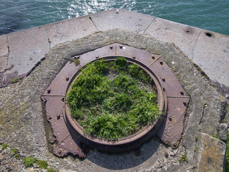 Vue de détail : chemin de roulement de la tourelle de char de combat