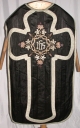 Ornement noir 1 : chasuble, bourse de corporal, étole, manipule, voile de calice