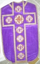 Ornement violet 3 : chasuble, voile de calice, étole et bourse de corporal