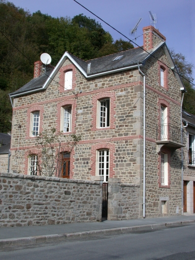 Usine de chaux Lenouvel, puis Vogel et Rosse soeurs, actuellement maison, 51 rue du Quai (Dinan)