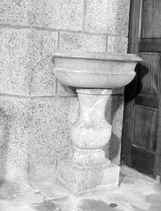 Bénitier (de milieu), église paroissiale Notre-Dame (Colpo)