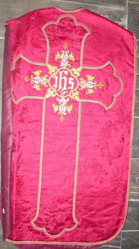 Ornement rouge : chasuble, étole et manipule