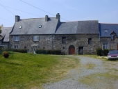 Alignement de maisons, la Pelterie (Meillac)