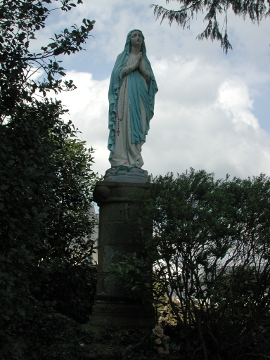 Statue 2 sur piédestal : Vierge, dite Notre-Dame de Lourdes à l'extérieur