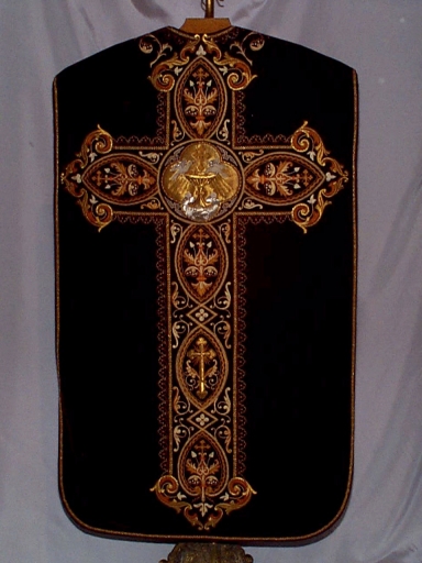 Ornement noir : chasuble, étole, voile de calice