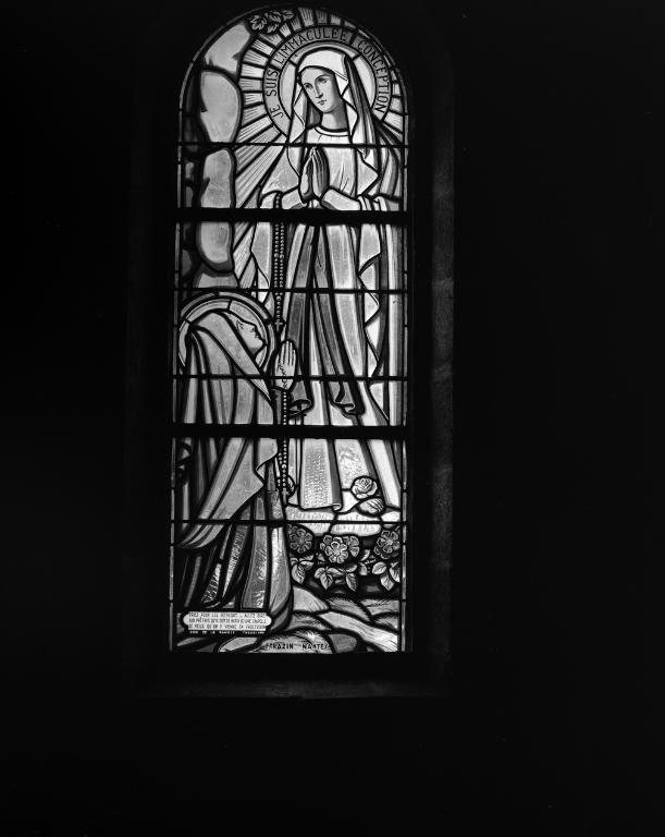 Verrière : Apparition de la Vierge à sainte Bernadette (baie 8), verrière figurée, église paroissiale Notre-Dame (Île-de-Batz)