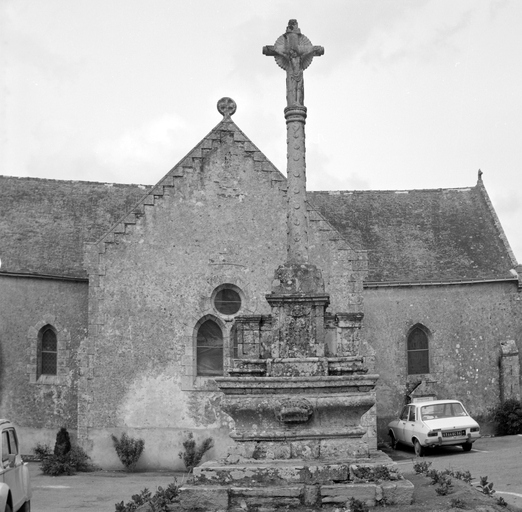 Croix monumentale (croix de mission), place de l'église (Brandivy)