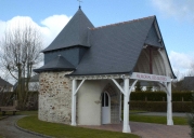 Chapelle Toussaints, Saint-Roch, actuellement monument aux morts dit mémorial des guerres, square des Commémorations (Etrelles)