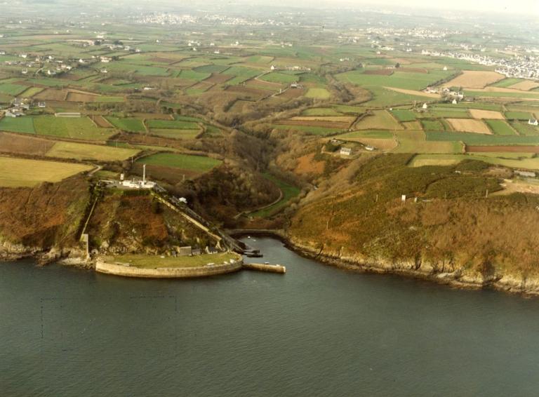 Vue aérienne oblique du fort du Mengant, vers 1980-1989 (Archives municipales de Brest : 13Fi5655)