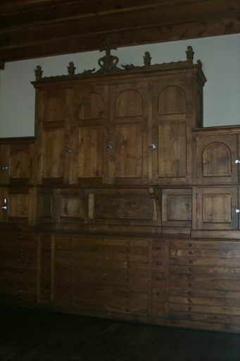 Ensemble des meubles de la sacristie : chasublier, bureau, 29 armoires de sacristie,  lambris de revêtement, poêle de chauffage, 6 vantaux