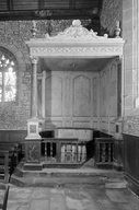 Baldaquin des fonts baptismaux, clôture des fonts baptismaux, lambris de demi-revêtement, église paroissiale Saint-Martin (Javené)