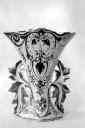 Série de trois vases à fleurs