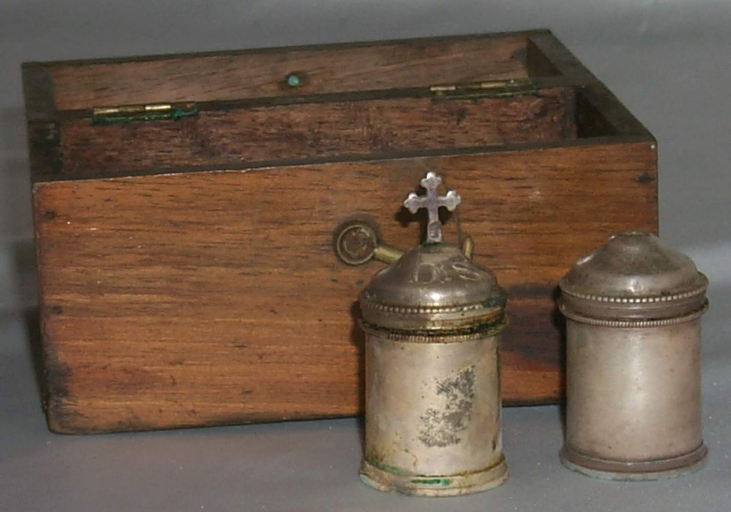 Ampoule à huile des catéchumènes et ampoule à saint Chrême dans leur coffret