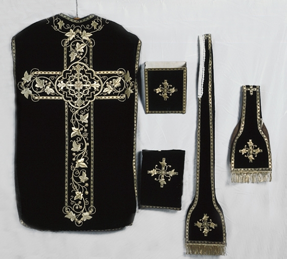 Ornement noir 2 : chasuble, manipule, étole, bourse de corporal, voile de calice (Campel fusionnée en Val d'Anast en 2017)