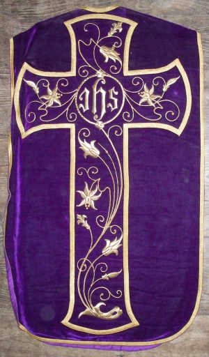Ornement violet 2 : chasuble, étole, voile de calice, manipule, bourse de corporal