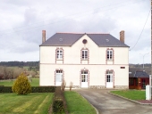 Presbytère, mairie et monuments aux morts sur la commune de Bovel